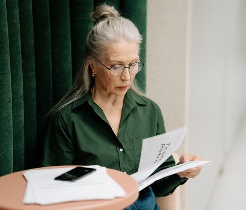 Foto de cottonbro: https://www.pexels.com/es-es/foto/mujer-en-chaqueta-verde-libro-de-lectura-5971242/